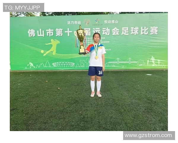 三个孩子如何在足球场上追逐梦想成为明星的感人故事