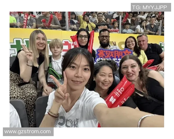 在篮球场偶遇明星瞬间感受运动与偶像的激情碰撞
